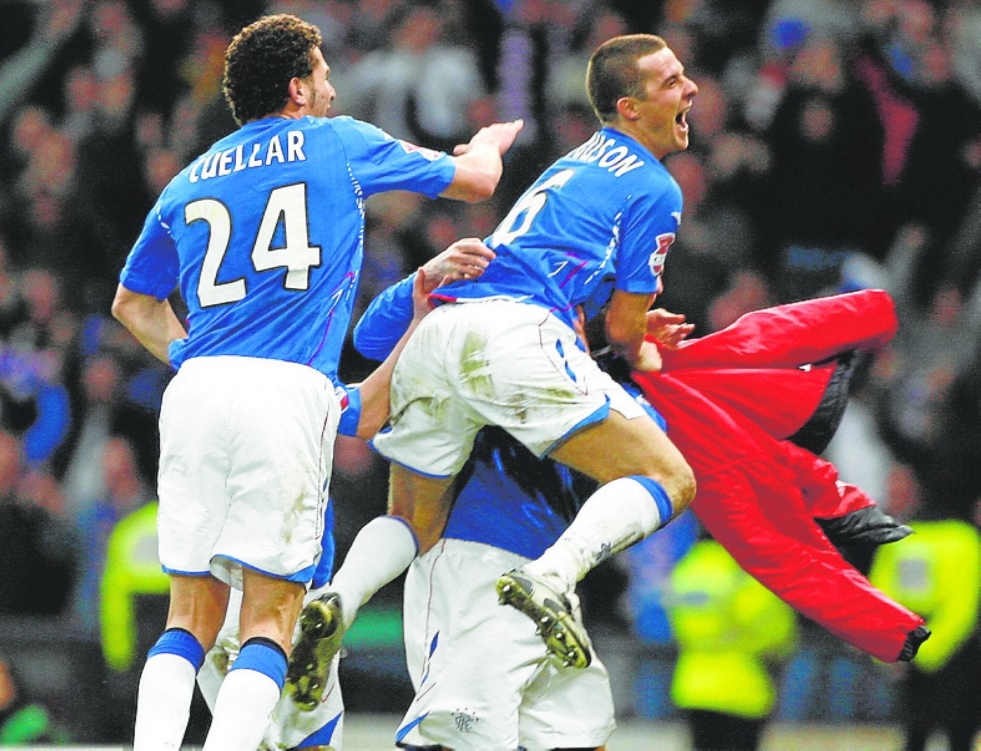 Cuéllar, de espaldas, tras ganar un título con el Rangers.