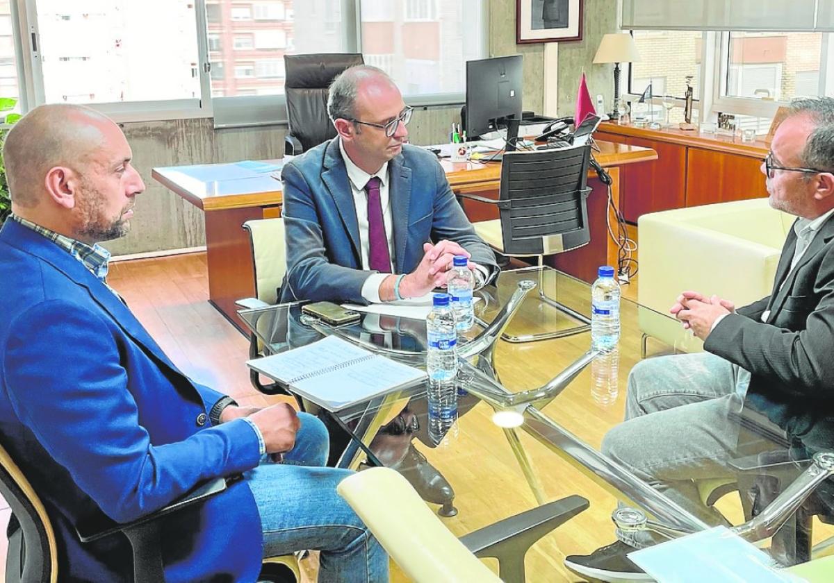 El consejero de Educación, Víctor Marín (c), presentó ayer el decálogo contra la violencia en las aulas a representantes de la Asociación Nacional contra el 'Bullying' y el Acoso Escolar.