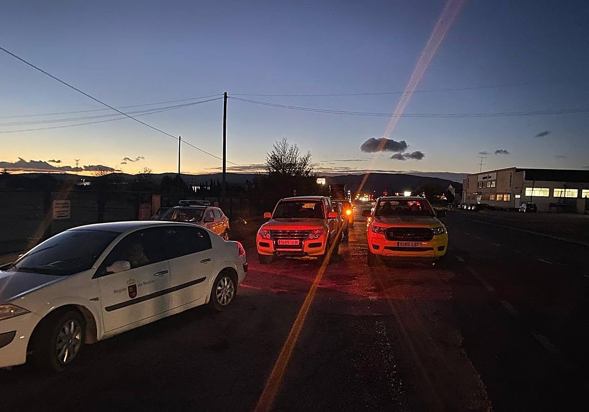 La primera columna formada por 14 brigadistas (bomberos forestales), dos técnicos forestales, dos agentes medio ambientales y un apoyo logistico.