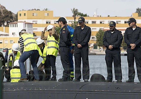 Margarita Robles se ajusta el casco para entrar en el submarino 'Isaac Peral'.