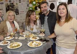 Cuatro asistentes a Región de Murcia Gastronómica disfrutan de alguna de las tapas.