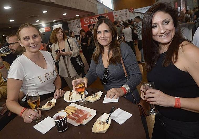 Tres asistentes a Región de Murcia Gastronómica prueban alguna de las tapas del congreso.