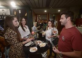 Un grupo disfruta, este sábado, de las tapas de Región de Murcia Gastronómica.
