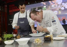 Pablo González, el chef de Cabaña Buenavista, ayer en un momento de su ponencia, junto con Adrián Costa.