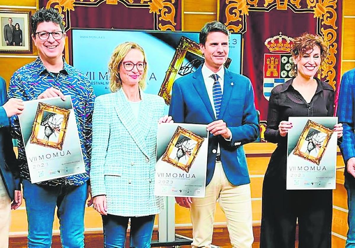 El alcalde José Ángel Alfonso, en el centro, participó en la presentación de MOMUA junto a sus responsables.