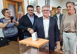 Pepe Vélez durante su votación este sábado en la sede del PSOE de Calasparra, con la alcaldesa a su lado.