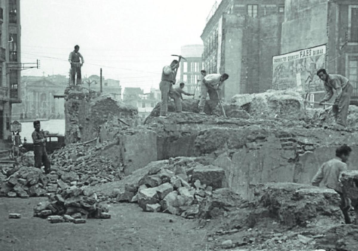 Piqueta. El gran fotógrafo López inmortalizó hace siete décadas justas la terrible demolición del último escollo para abrir la nueva Gran Vía murciana: los Baños Moros.