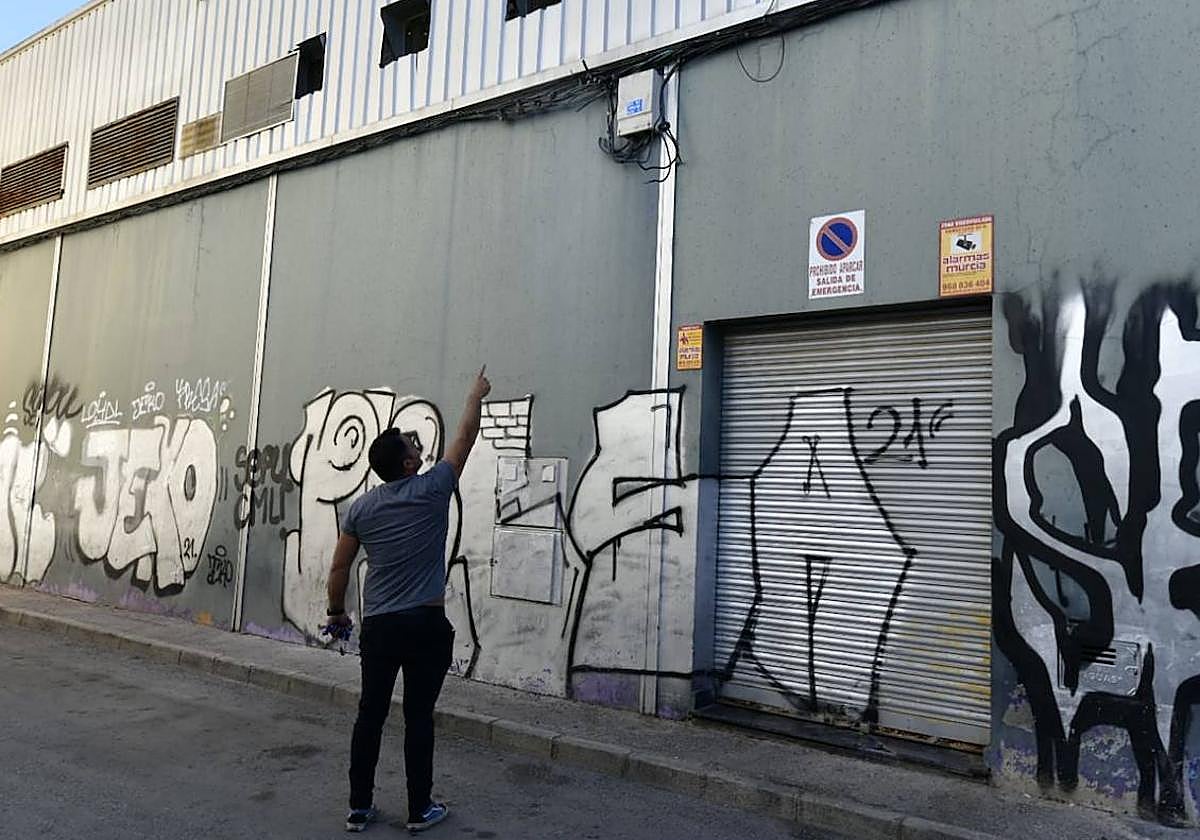 Un hombre indica el cuadro eléctrico donde se originó el incendio.