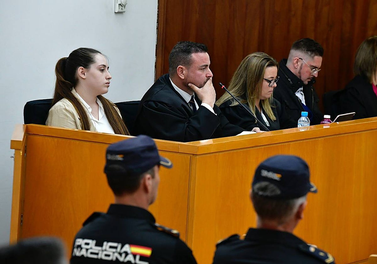 Natalia M., junto a su letrado, Antonio Casado Mena; y Agustín M., junto a su abogada, María Dolores Rodríguez, este lunes en el banquillo de la Audiencia, en Cartagena.
