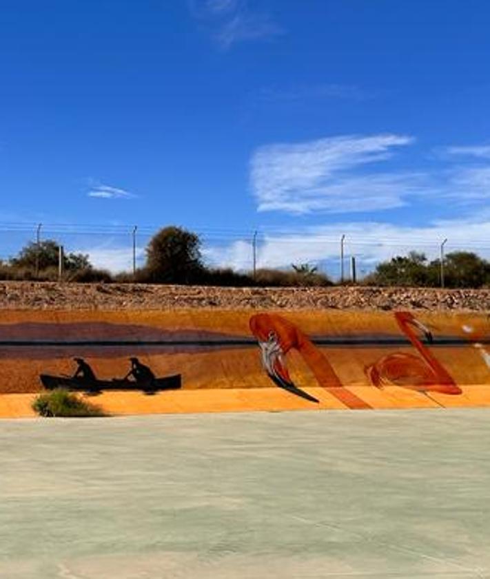 Imagen secundaria 2 - La Laguna Rosa de Torrevieja, protagonista de los murales de la balsa de laminación de Torreta Florida