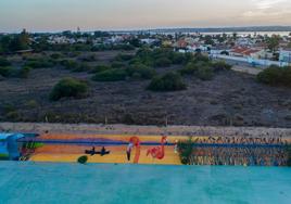 La Laguna Rosa de Torrevieja, protagonista de los murales de la balsa de laminación de Torreta Florida