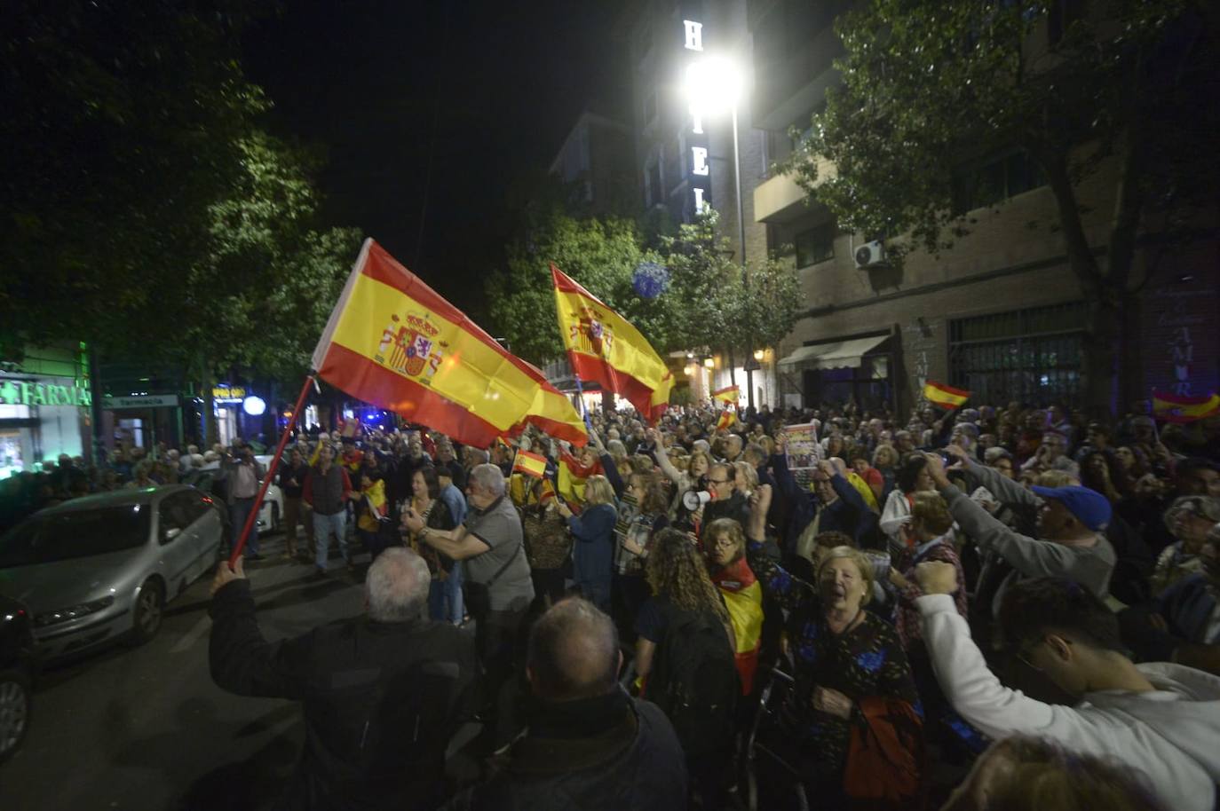 Protesta contra la ley de amnistía frente a la sede del PSOE