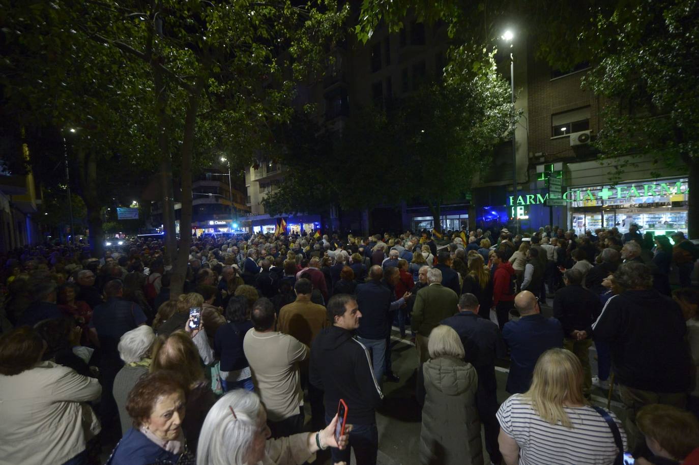 Protesta contra la ley de amnistía frente a la sede del PSOE