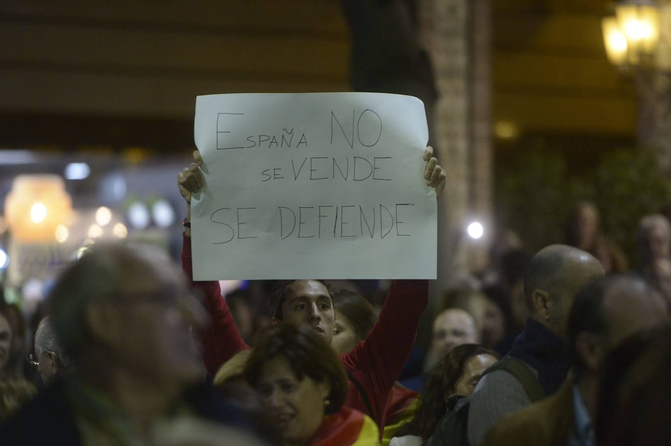 Protesta contra la ley de amnistía frente a la sede del PSOE