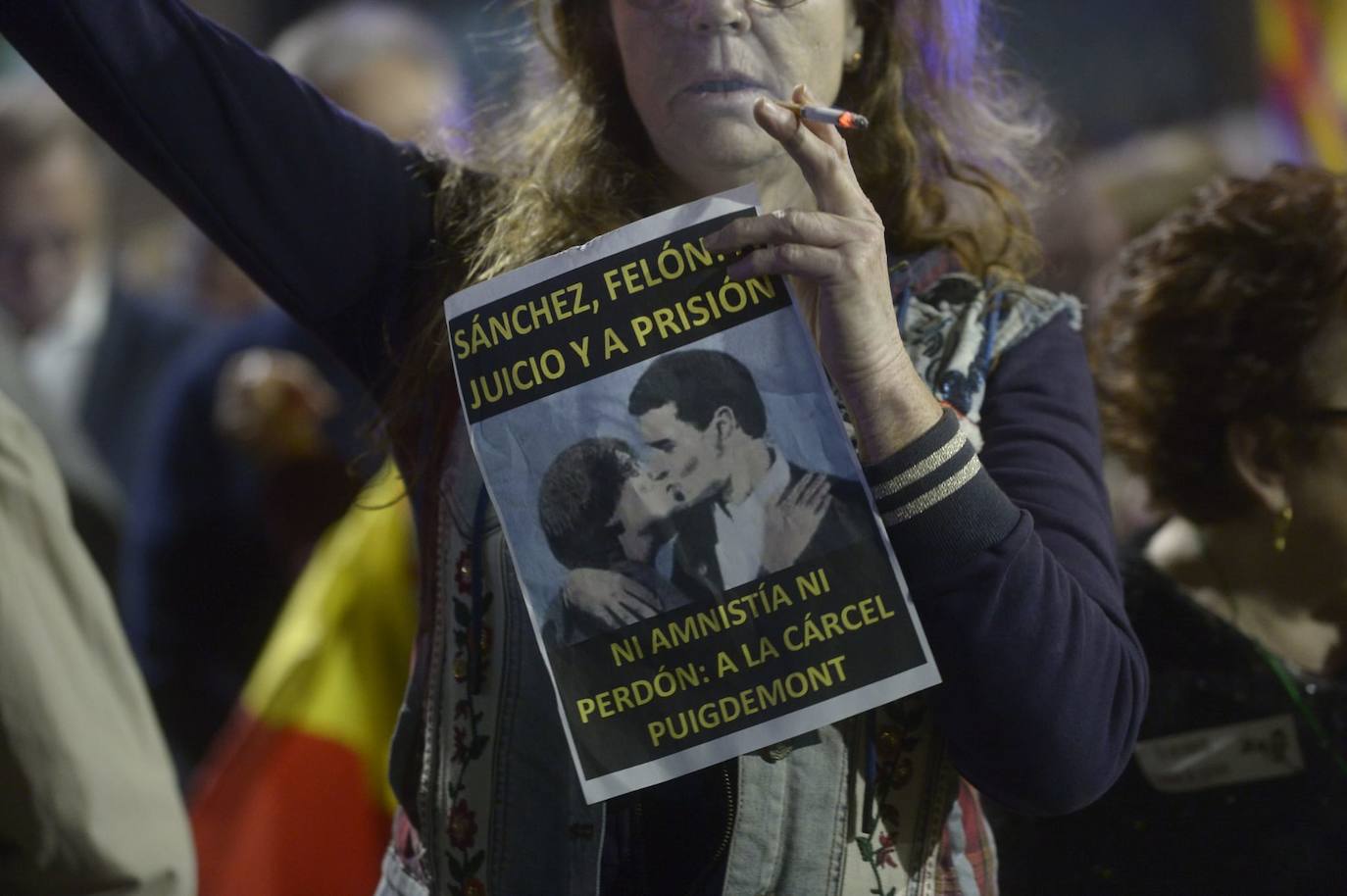 Protesta contra la ley de amnistía frente a la sede del PSOE