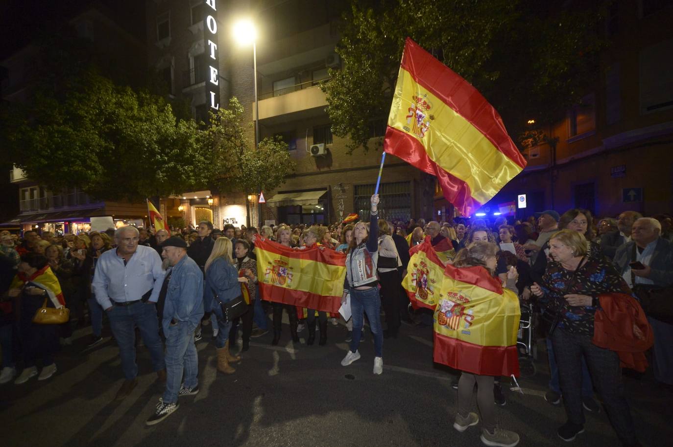 Protesta contra la ley de amnistía frente a la sede del PSOE