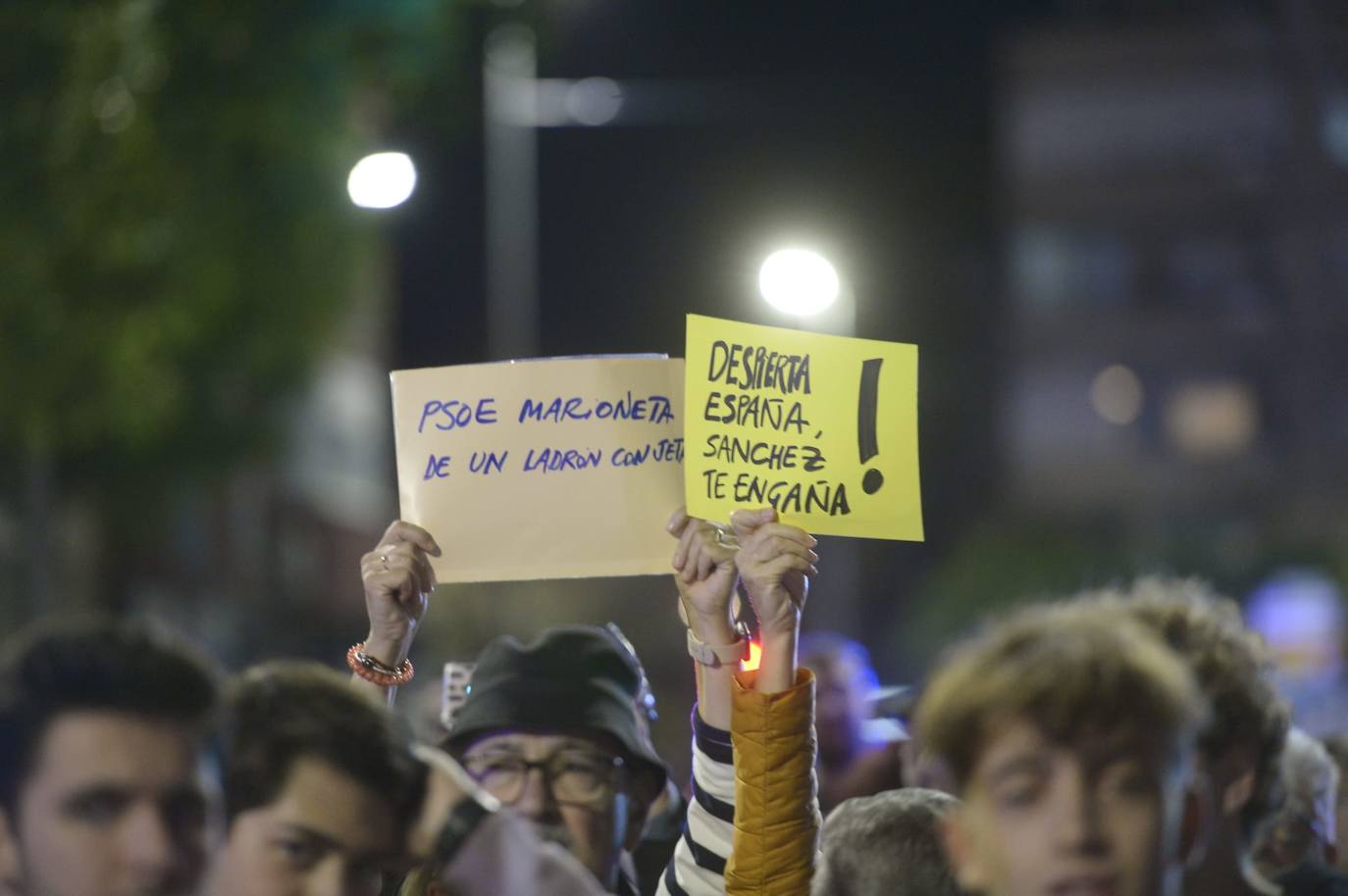 Protesta contra la ley de amnistía frente a la sede del PSOE