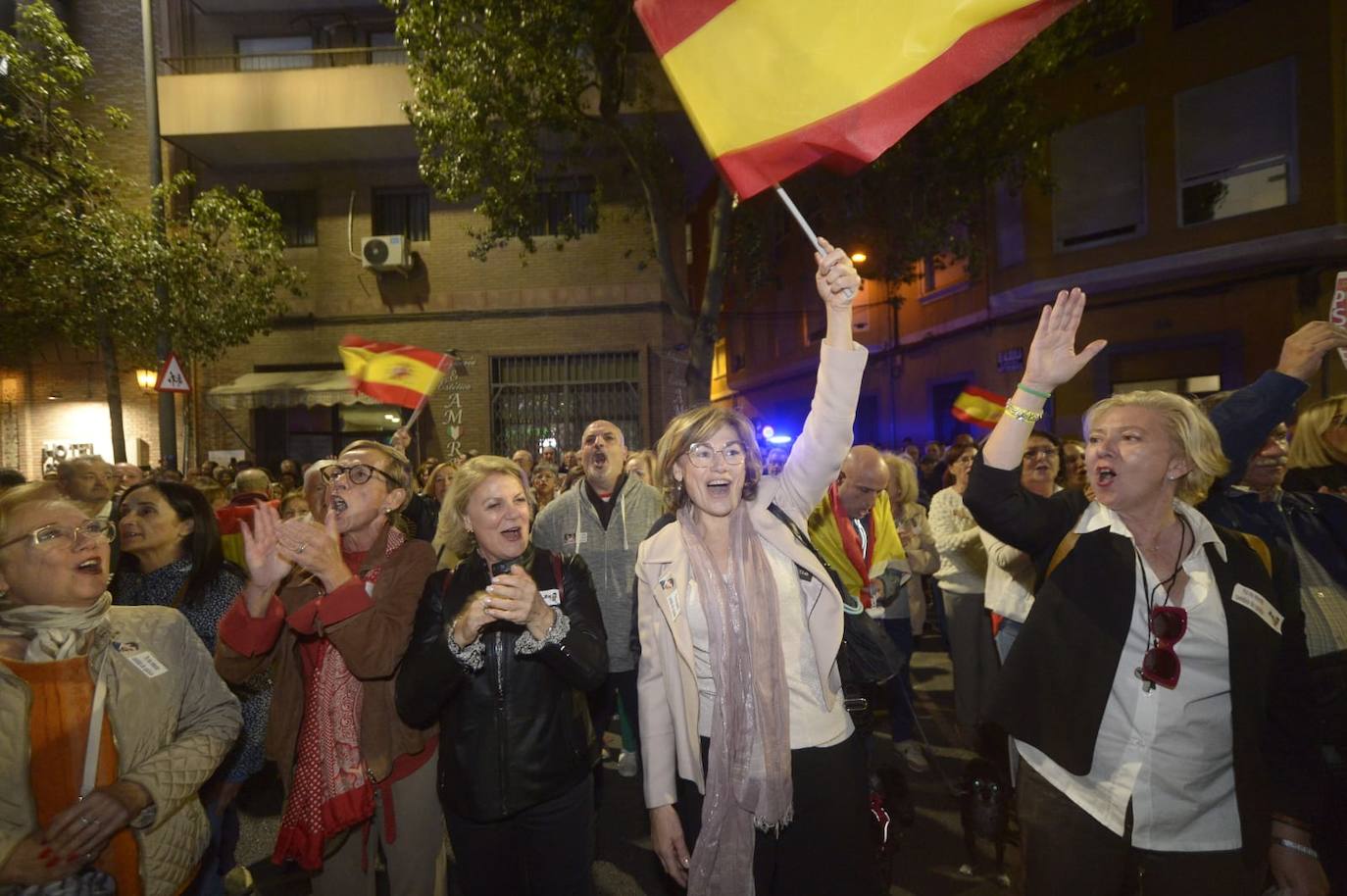Protesta contra la ley de amnistía frente a la sede del PSOE