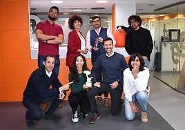El equipo de la agencia publicitaria Portavoz con los dos premios.