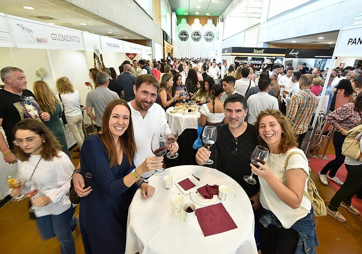 Varios comensales brindan en la Calle de las Tapas.