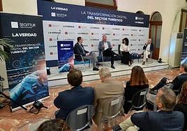 Víctor Rodríguez, Juan Celdrán, Mari Carmen Ayala y Felipe Saldaña, durante la mesa redonda.