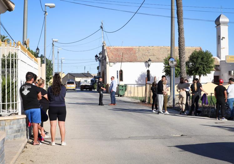 Vecinos y familiares de la víctima, en las inmediaciones del lugar del siniestro.