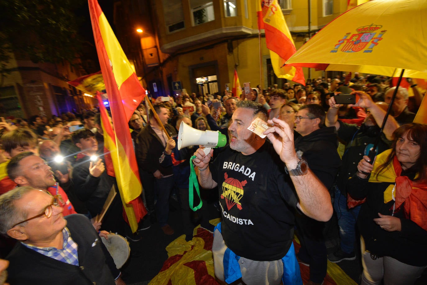 Protesta frente a la sede del PSRM en la calle Princesa de Murcia