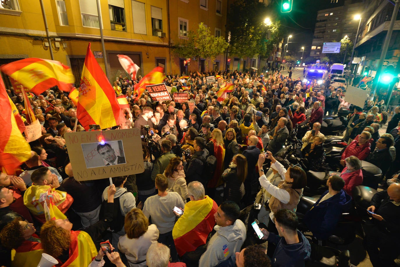 Protesta frente a la sede del PSRM en la calle Princesa de Murcia