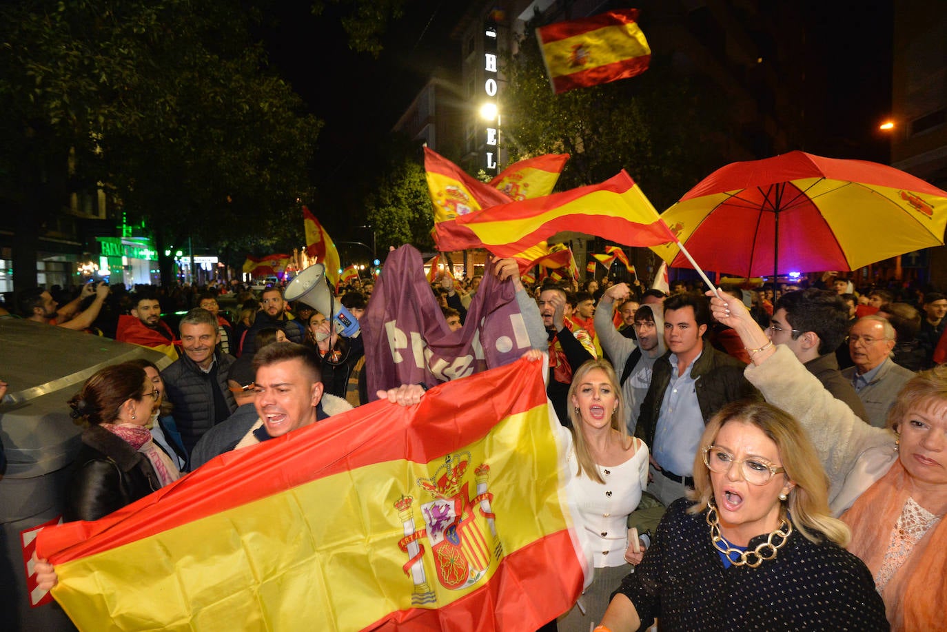 Protesta frente a la sede del PSRM en la calle Princesa de Murcia