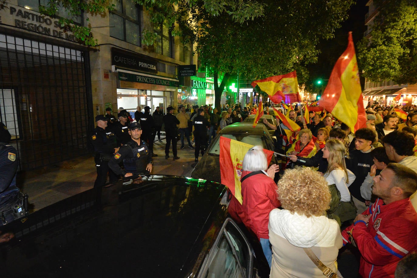 Protesta frente a la sede del PSRM en la calle Princesa de Murcia