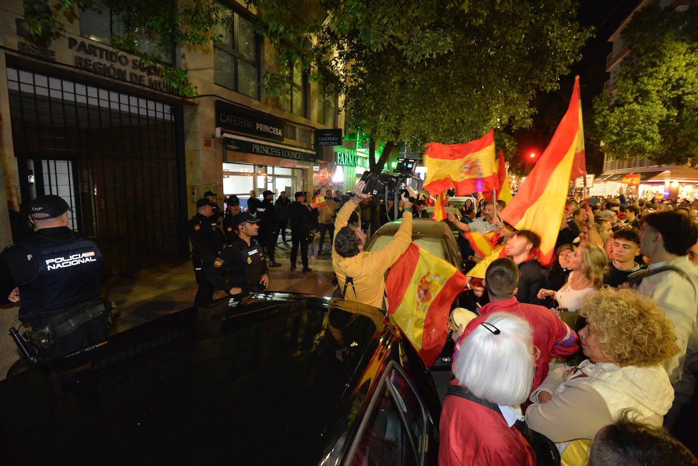 Protesta frente a la sede del PSRM en la calle Princesa de Murcia