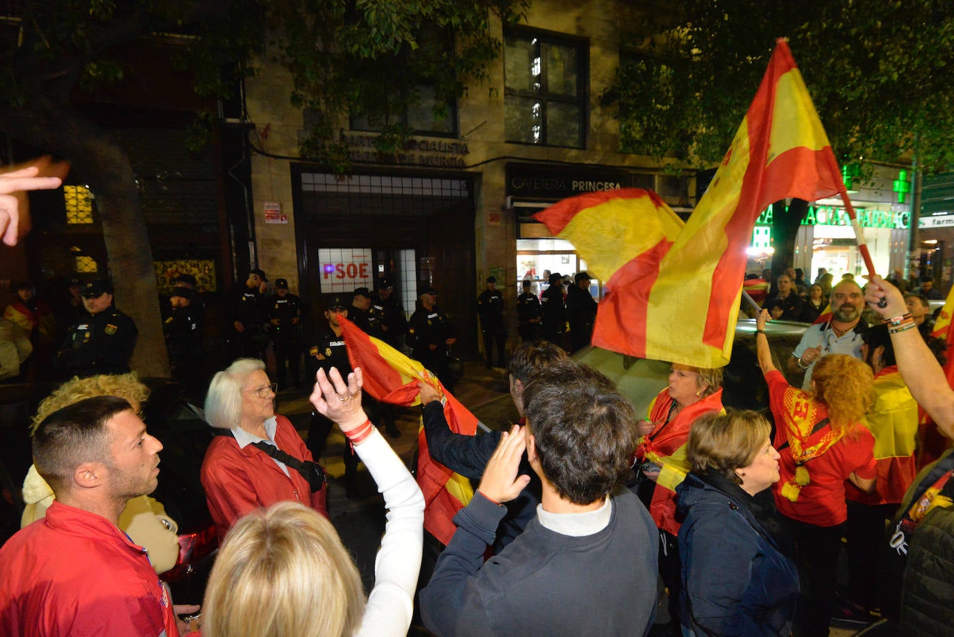 Protesta frente a la sede del PSRM en la calle Princesa de Murcia