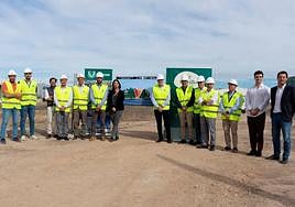 Responsables de Reina Group y Salzillo tea and Coffee junto a representantes y técnicos de la empresa constructora y el estudio de arquitectura.