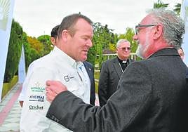 El rector de la basílica, Emilio Sánchez, entrega un pin de la Vera Cruz al chef González-Conejero.