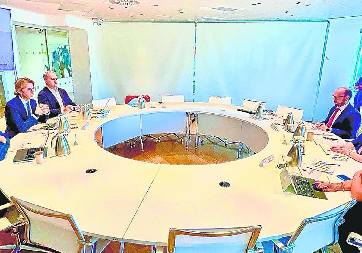 Reunión del equipo del consejero Marín (i) con los responsables de la AIReF, en octubre pasado.