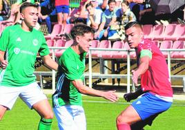 Los jugadores de Los Garres Serna, en primer término, y Hugo, defendidos por Chiky Ardil.