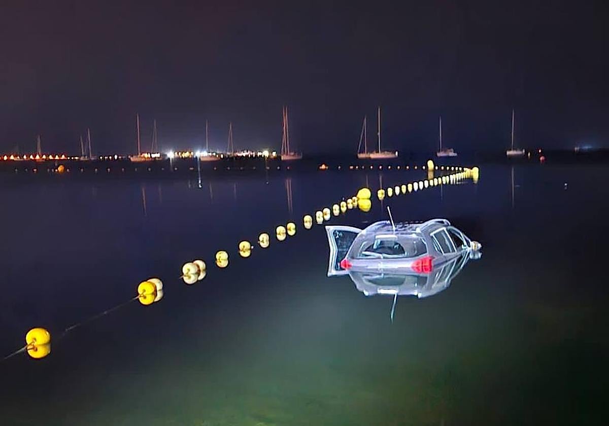 El coche, tras acabar en el Mar Menor.