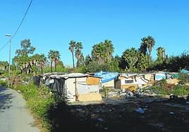 Imagen del asentamiento chabolista junto a La Fica, que ha reducido su tamaño tras el último incendio y la limpieza vecinal.