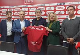 La presentación de Pablo Alfaro, este jueves, en el estadio Enrique Roca.