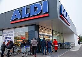 Apertura de las puertas del supermercado ALDI con Papá Noel.