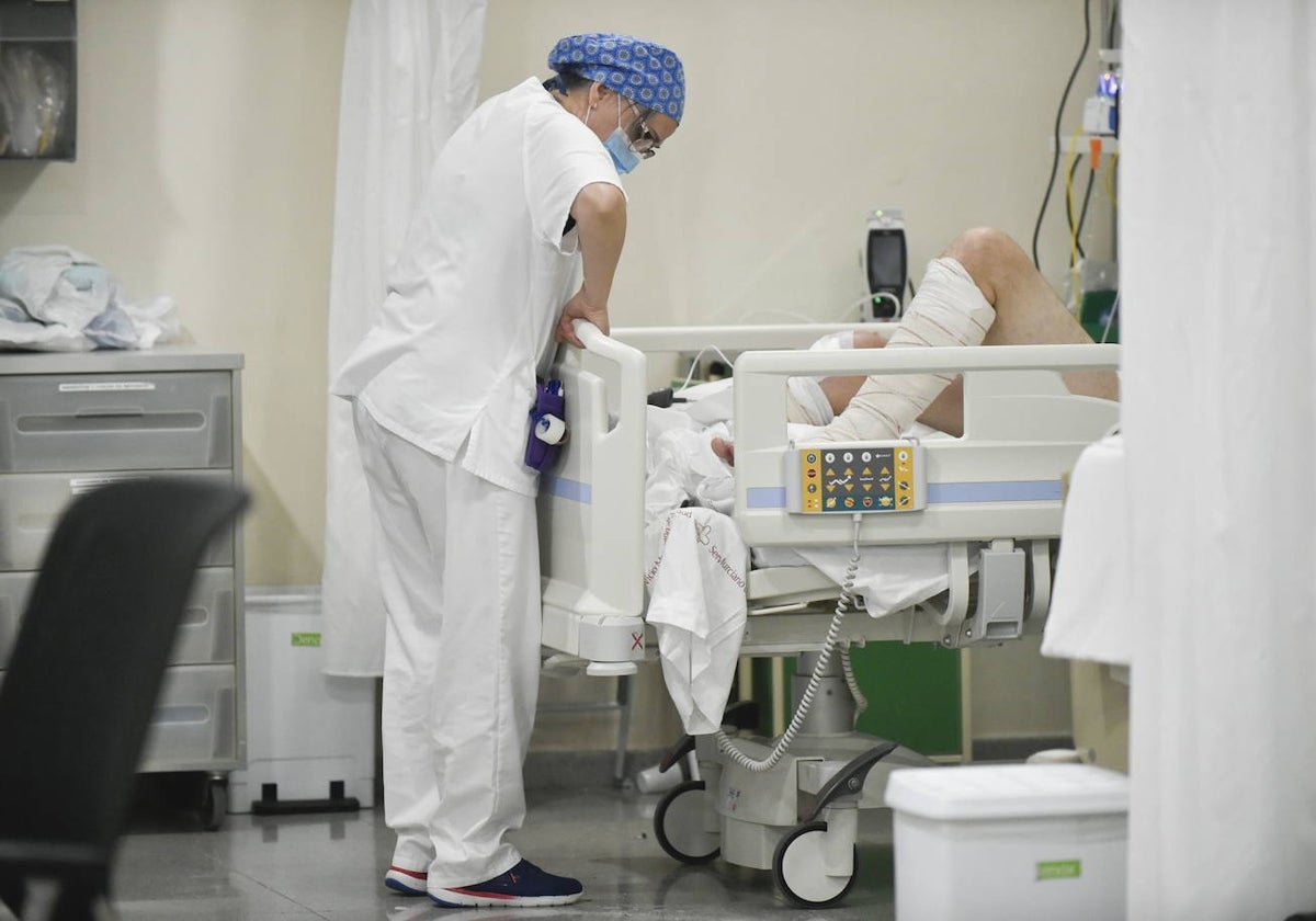 Una sanitaria atiende a un paciente en Urgencias del Reina Sofía.