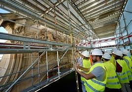 Visitantes a las obras, durante uno de los 'tours'.