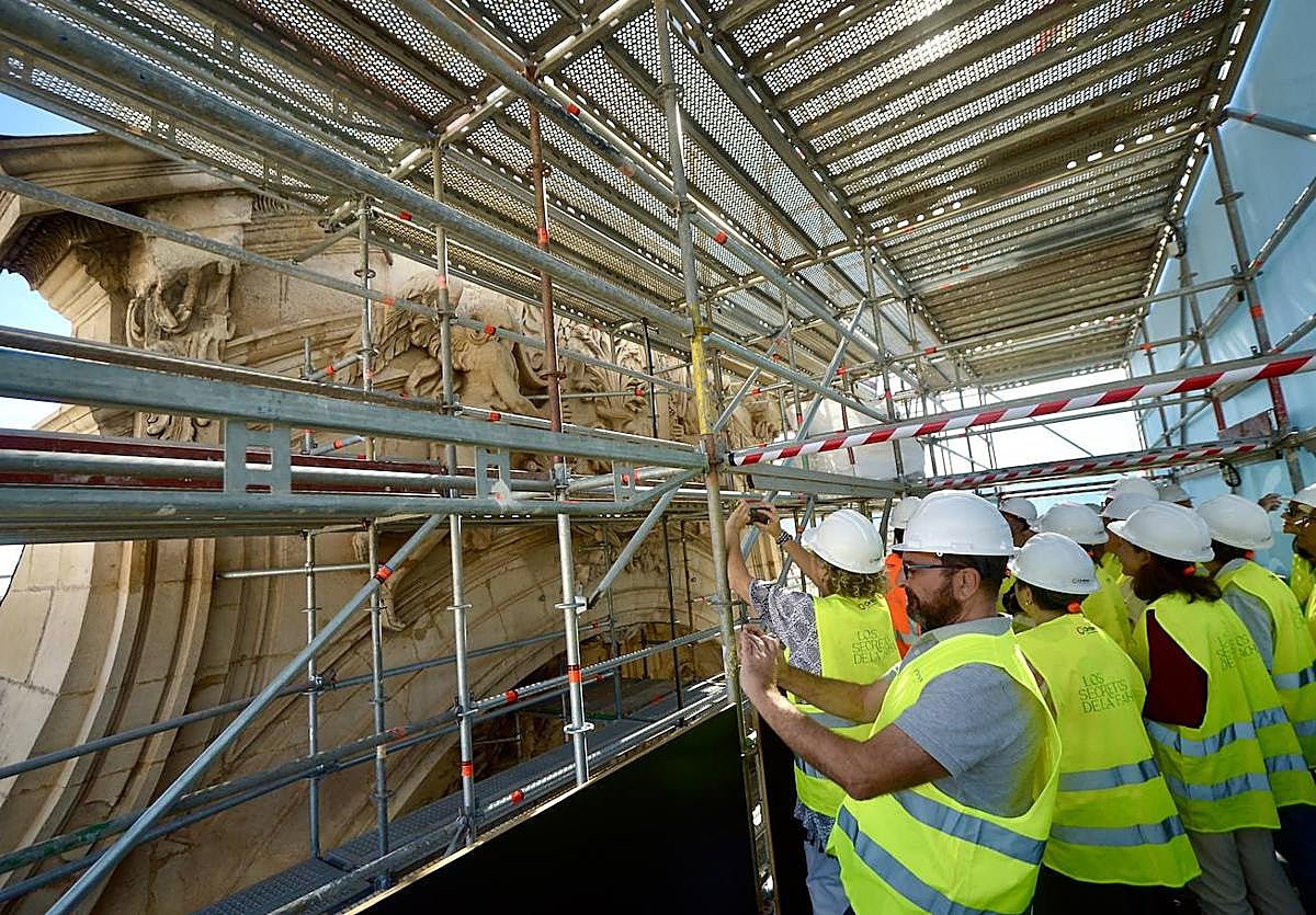 Visitantes a las obras, durante uno de los 'tours'.