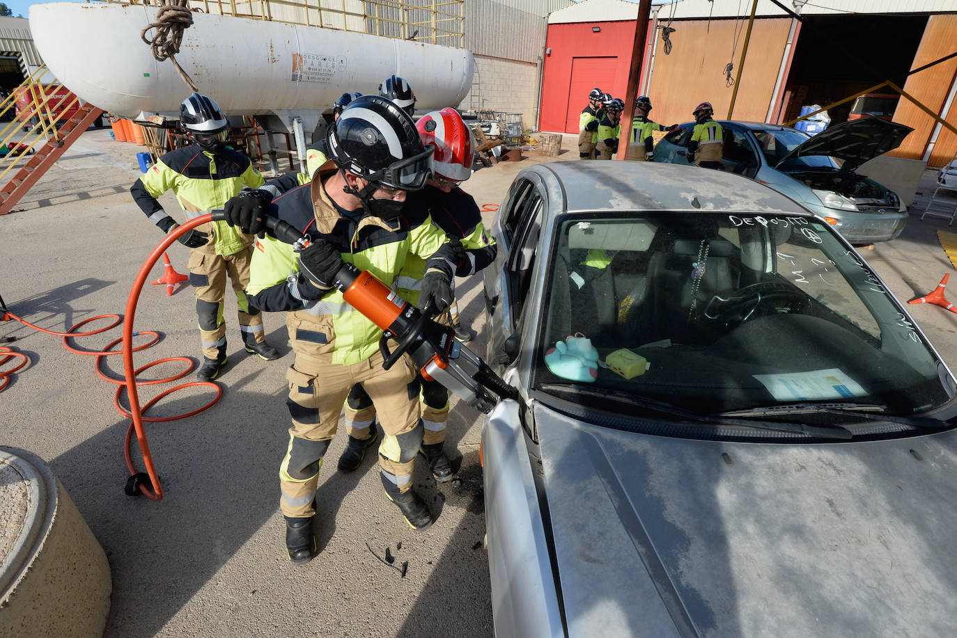 Las prácticas de los alumnos de la academia de formación de bomberos del CEIS, en imágenes