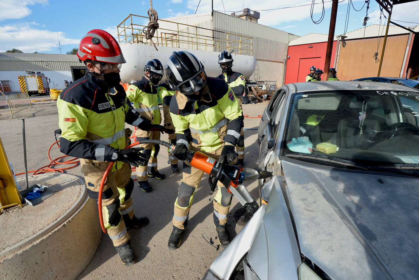 Las prácticas de los alumnos de la academia de formación de bomberos del CEIS, en imágenes
