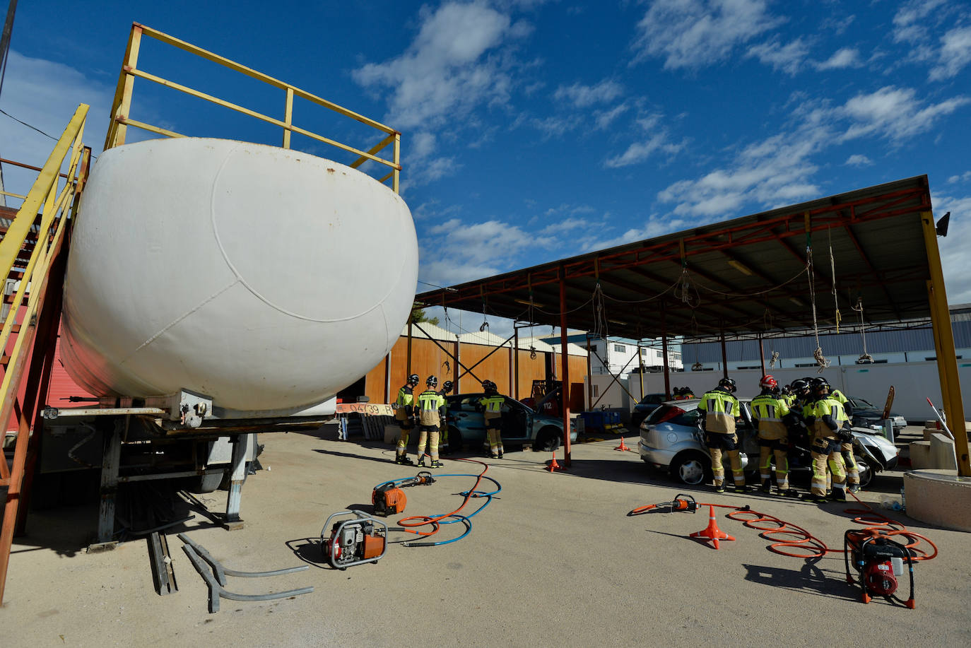 Las prácticas de los alumnos de la academia de formación de bomberos del CEIS, en imágenes