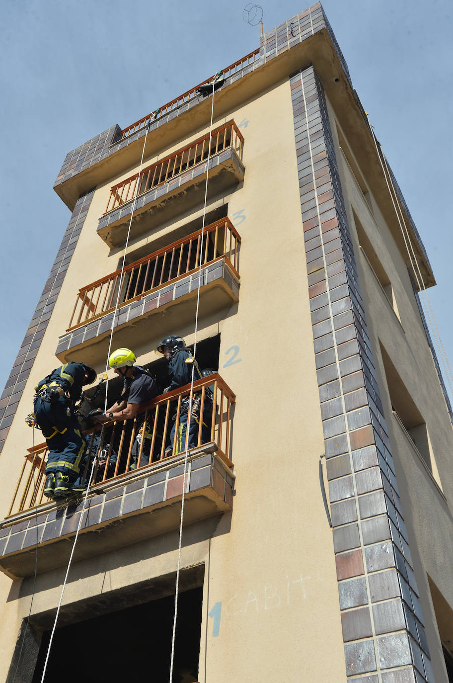 Las prácticas de los alumnos de la academia de formación de bomberos del CEIS, en imágenes