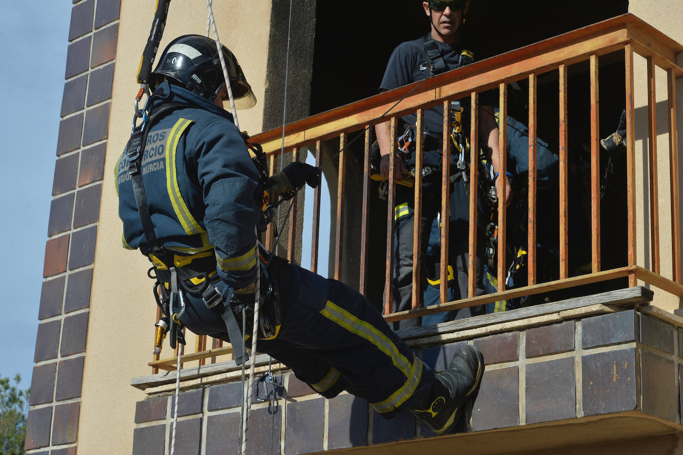 Las prácticas de los alumnos de la academia de formación de bomberos del CEIS, en imágenes