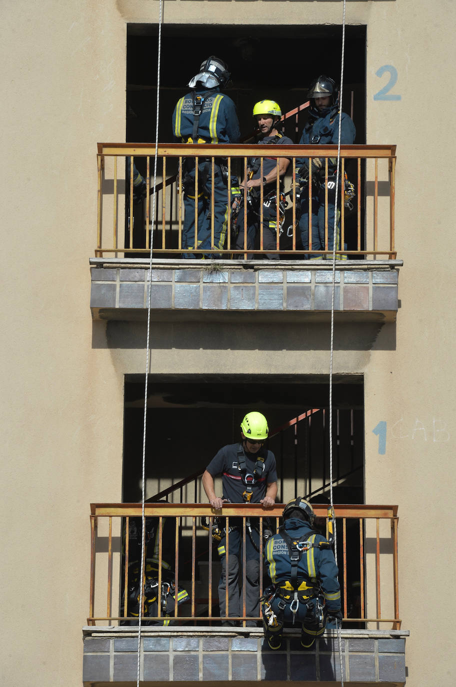 Las prácticas de los alumnos de la academia de formación de bomberos del CEIS, en imágenes