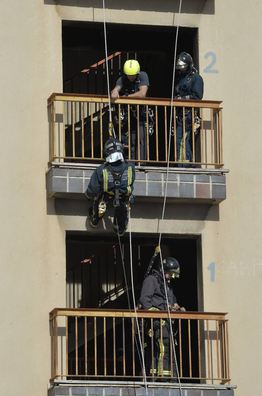 Las prácticas de los alumnos de la academia de formación de bomberos del CEIS, en imágenes